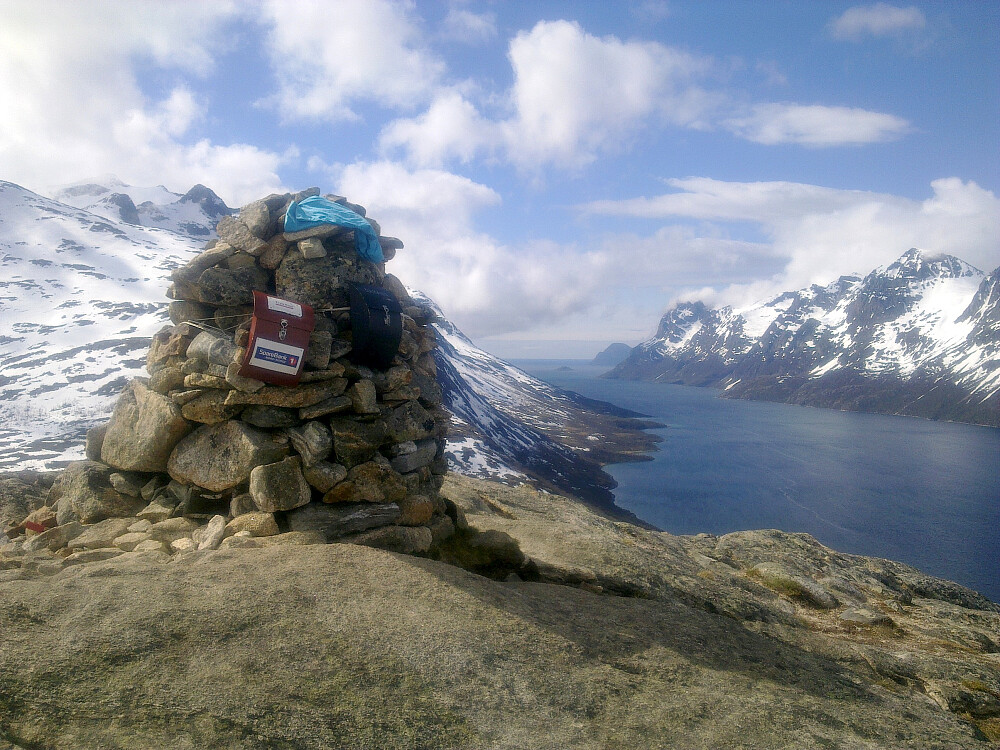 Nattmålsfjellet 297 moh, mot Ersfjorden.