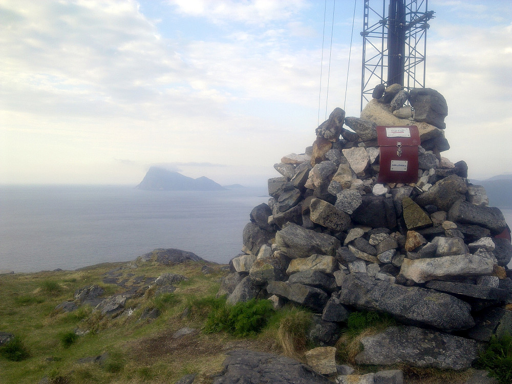 Hillesøytoppen 211 moh.Håja med toppen Nipen 486 moh, i bakgrunn.