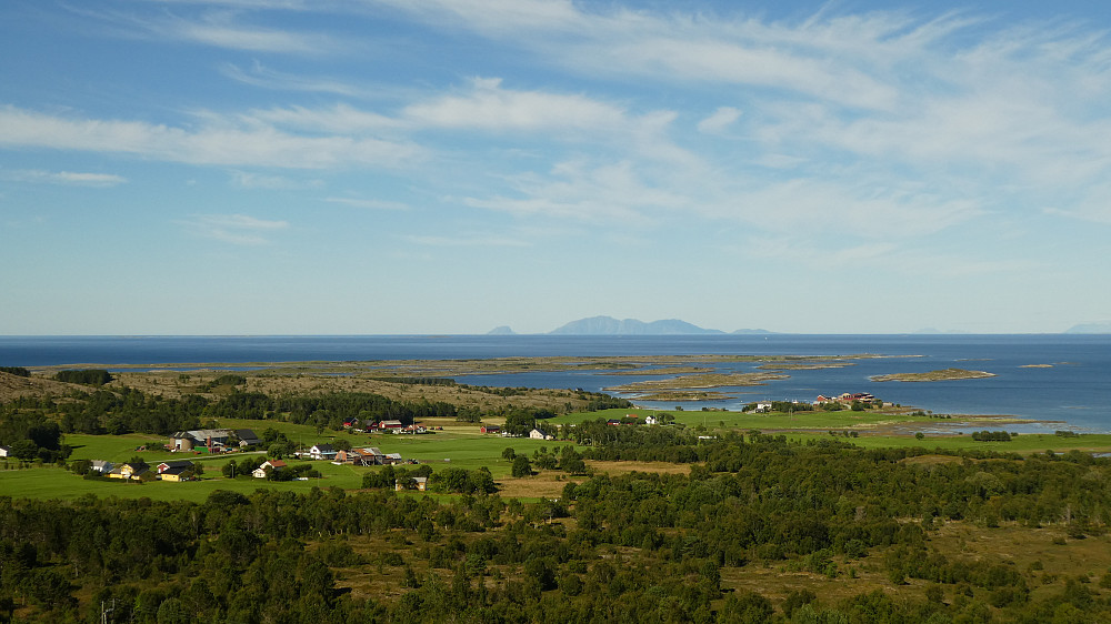 Olberget 88 moh.Utsikt mot nord.Leknesøyan og Vega.