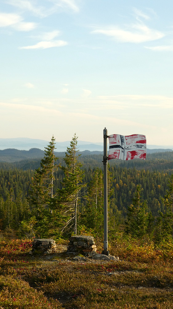 Det Norske flagg trenger litt maling.