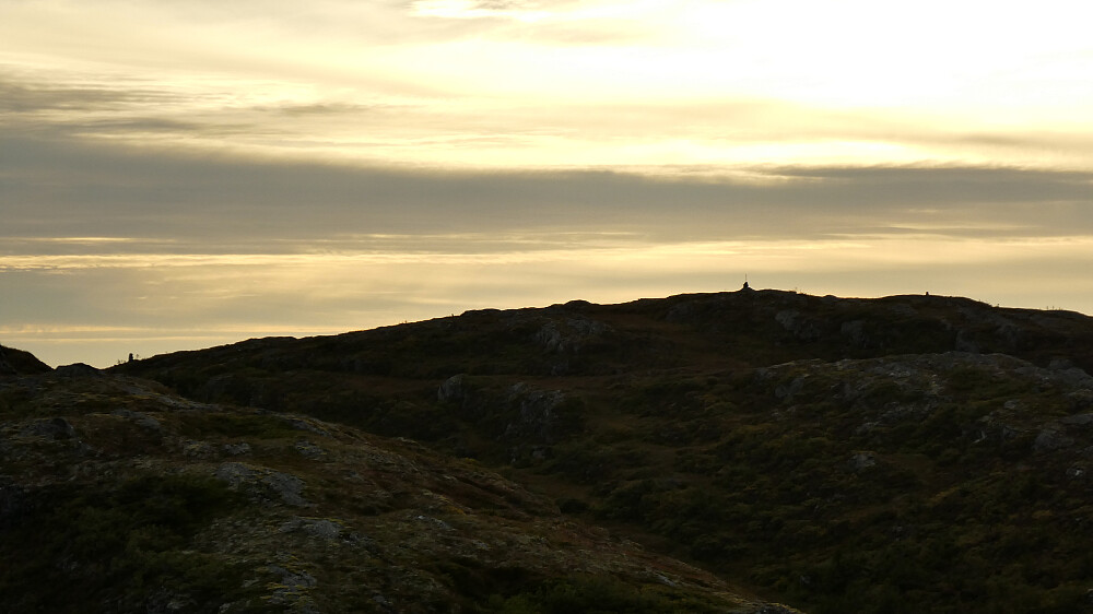 Ser tilbake på toppvarden fra Nordøsttoppen 525 moh.