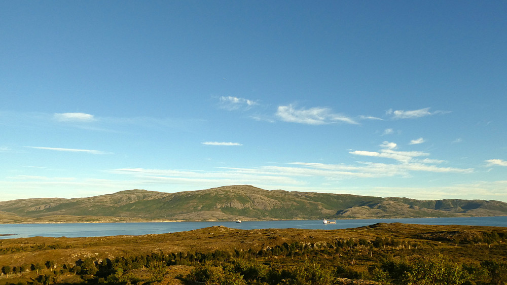 Rossvikfjellet 497 moh. Sør Gutvik.Tyskenghatten 538 moh. til venstre.