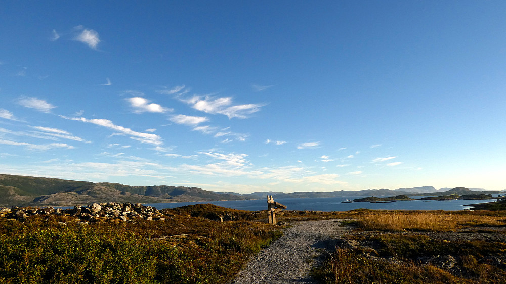 På tur tilbake til P-plassen.En gravrøys i venstre bildekant. Det er mange av dem i området.