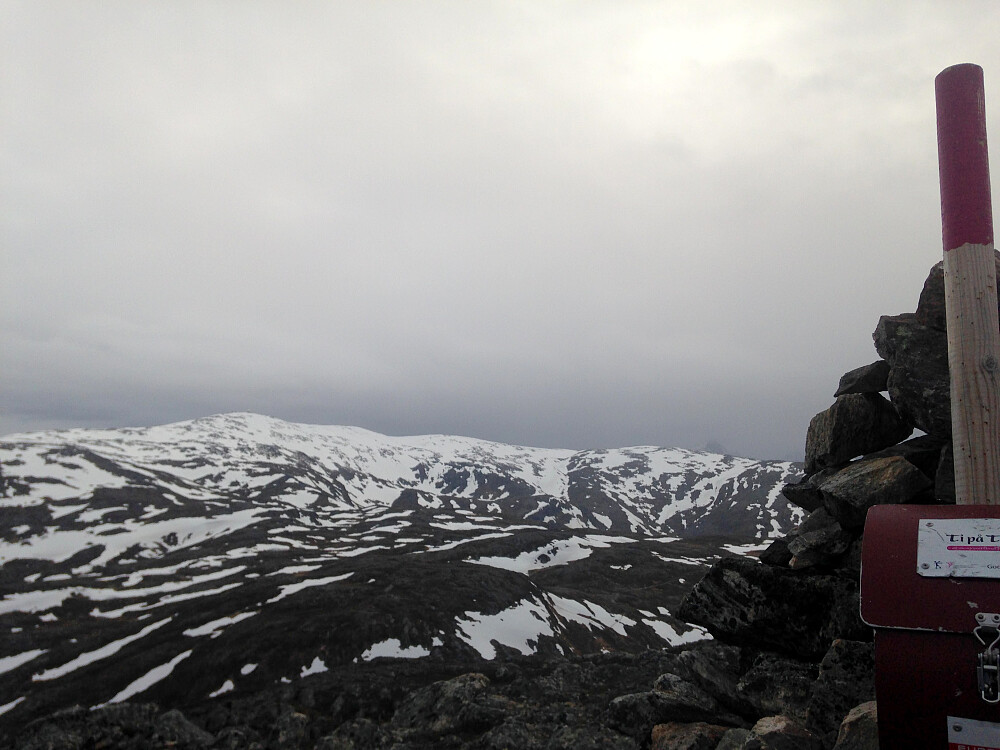 Kjølen på 790 moh. i det fjerne.Mye snø der enda.