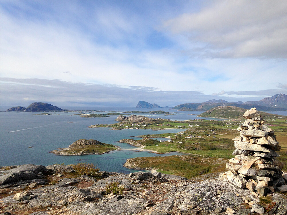 Panorama mot Brensholmen-Sommarøy og Hillesøya.Håja skimtes også lenger nord ut i havet.