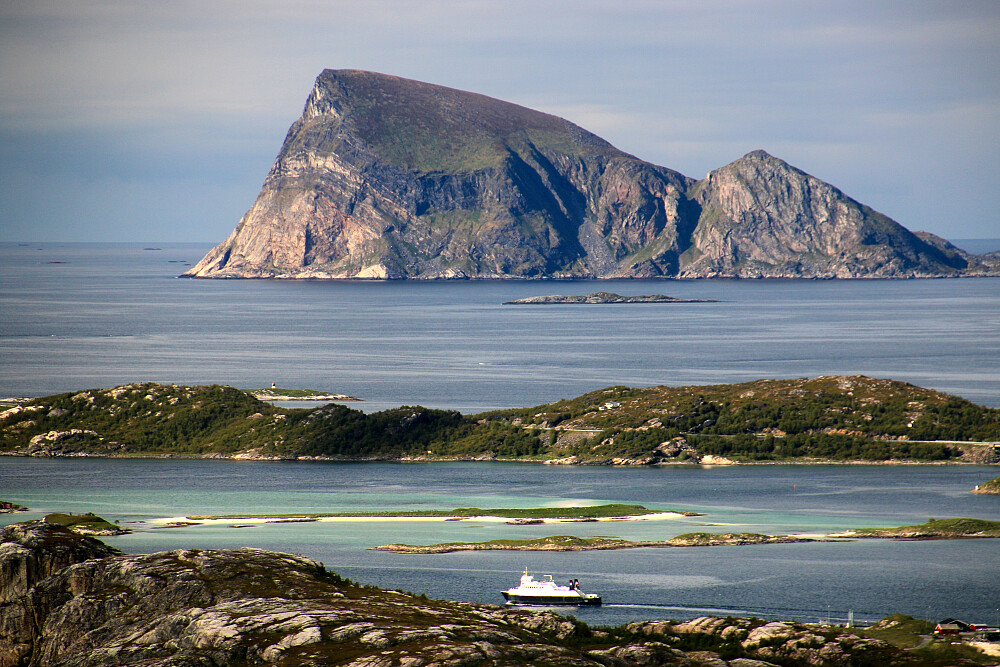 Håja med sine to topper.Nipen på 486 moh.og Kollen 294 moh.Ferga er på vei til Senja (Botnhamn)