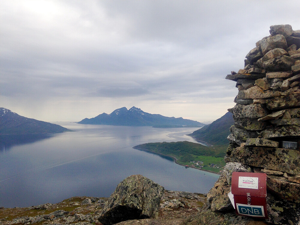 Trehørningen 283 moh. med utsikt mot Vengsøya.
