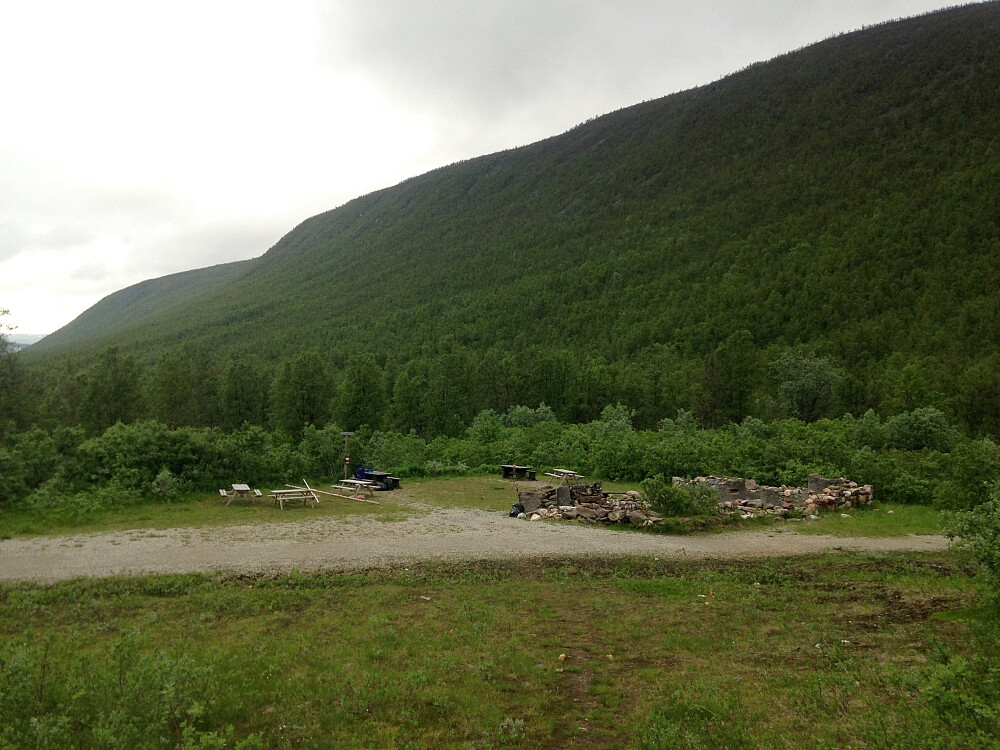 Gamle hustufter. Fin rasteplass med benker.
