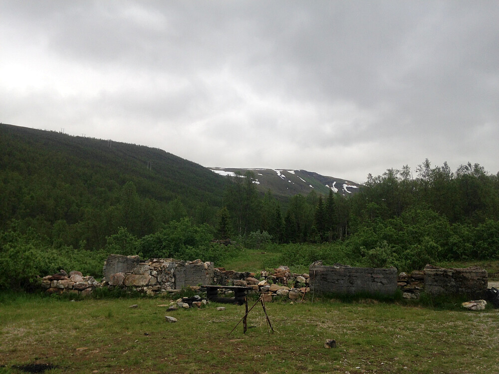 Tromsdalstinden er skjult bak skyene.
