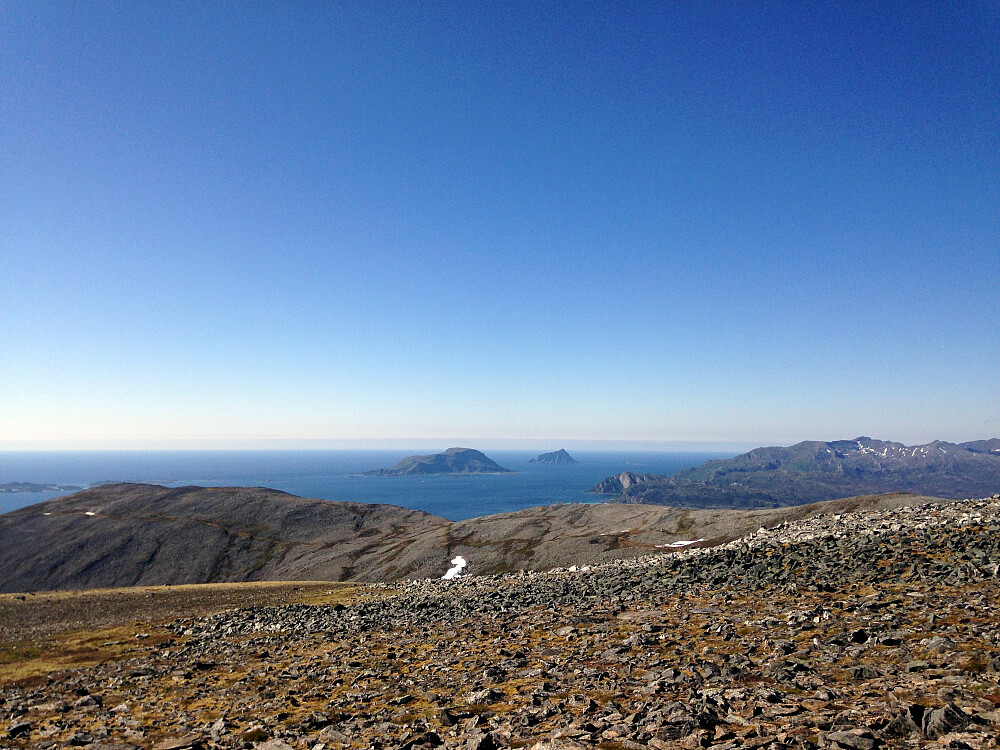 Sandøya mot nord med toppen Varden 427 moh. nærmest og Sørfugløya med Stortinden 360 moh.