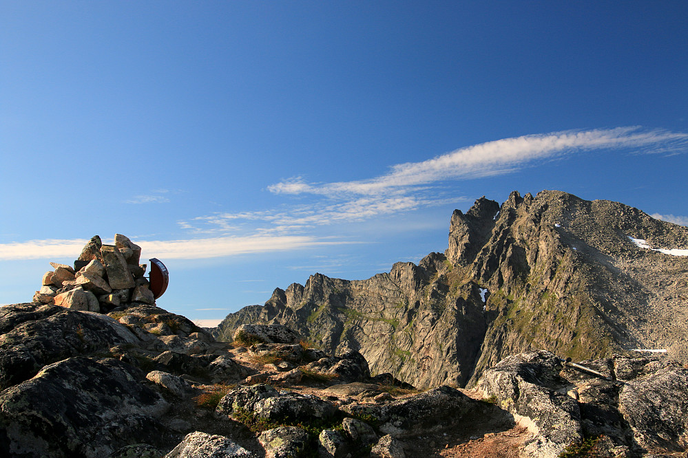 Toppvarden på Tverrfjellet 675 moh. med Middagstinden 1006 moh. bak.