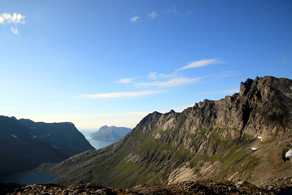 Vi ser Sessøya ut i havet.
