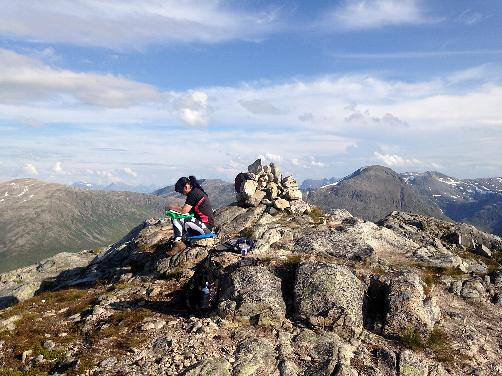 Toppen.Straumsaksla 784 moh.(venstre) og Durmålstinden 921 moh. til høyre for varden.