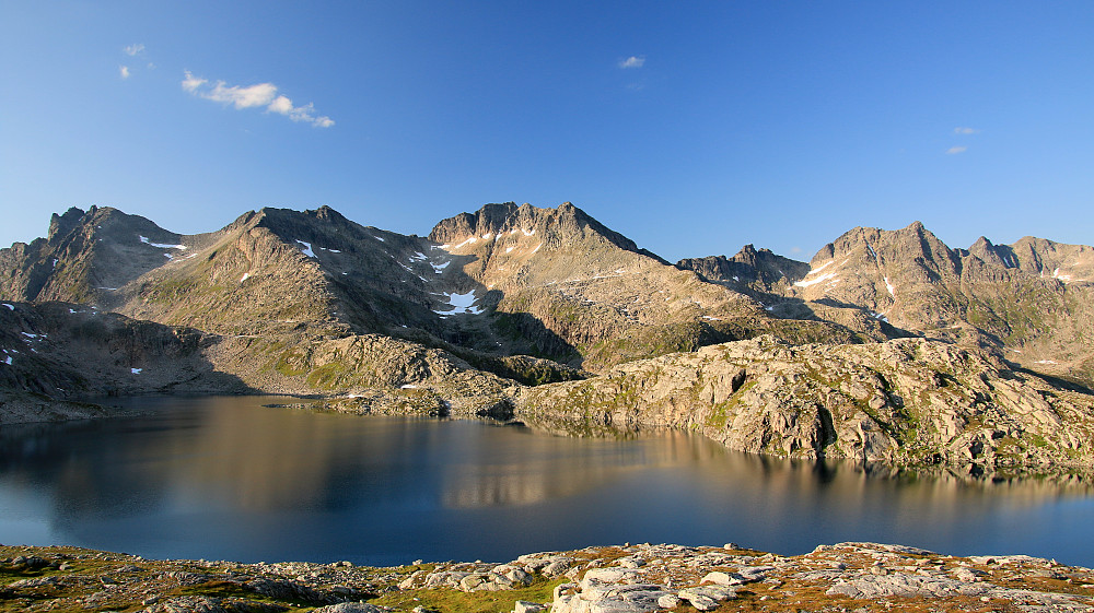 Da er vi på vei ned og ser mot et flott fjellmassiv på Kvaløya. Skittentinden på 1042 moh. (midten)