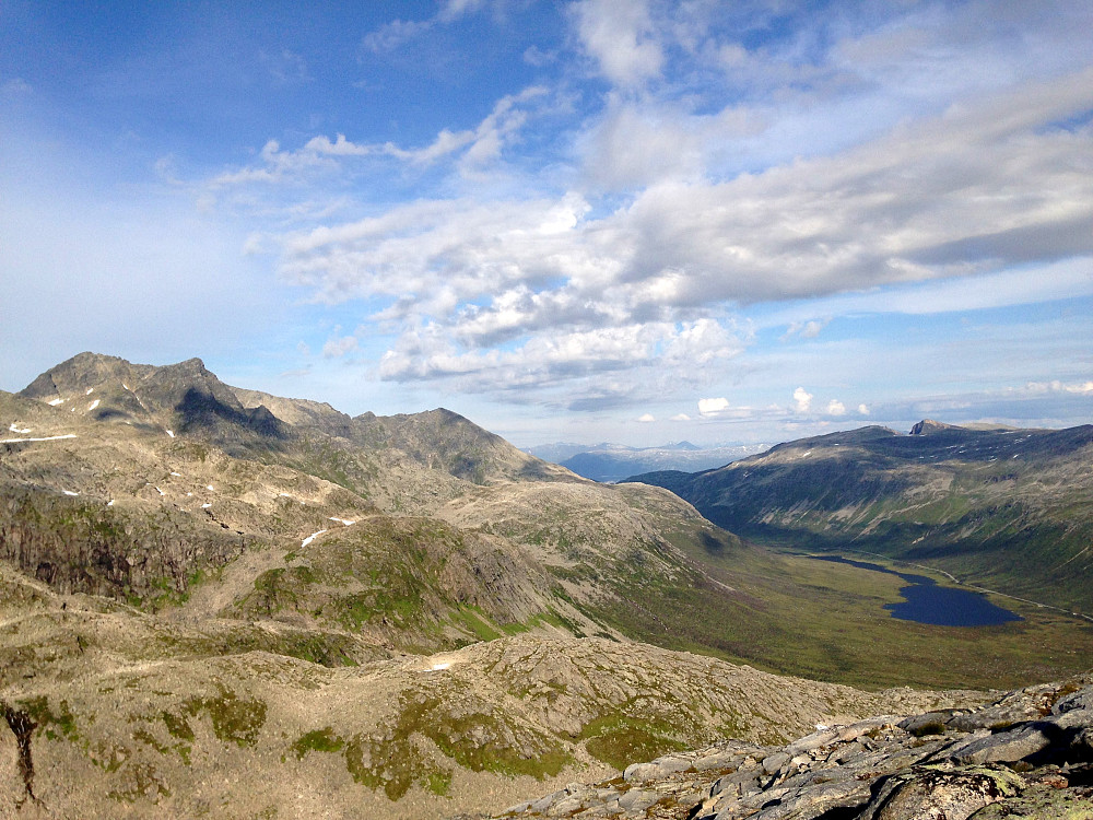 Storsteinnestindan med toppen på 1017 moh.Kattfjordvatnet til høyre.