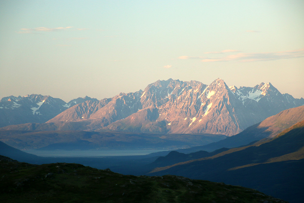 Lyngsfjellan med topper på 1500-1625 meter.