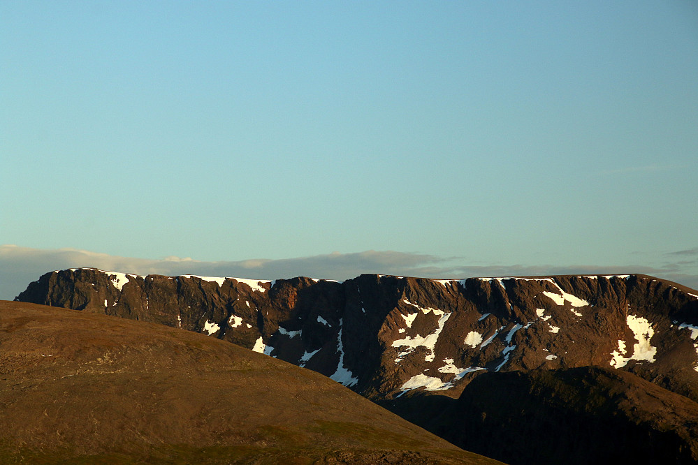 Platået på Gorzelvtinden 1072 moh.Toppunktet helt til venstre i bildet.