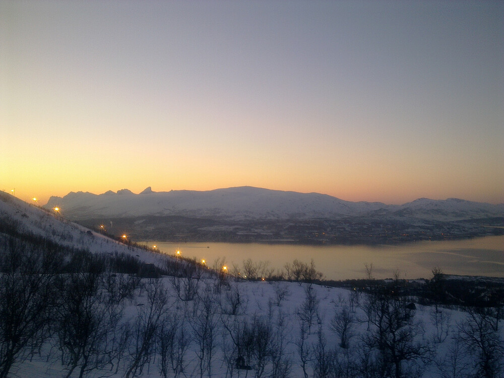 Kroken alpinanlegg og Kvaløyfjellan i det fjerne.