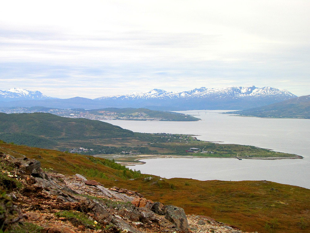 På toppen med utsikt mot Tønsnes og Tromsøya.