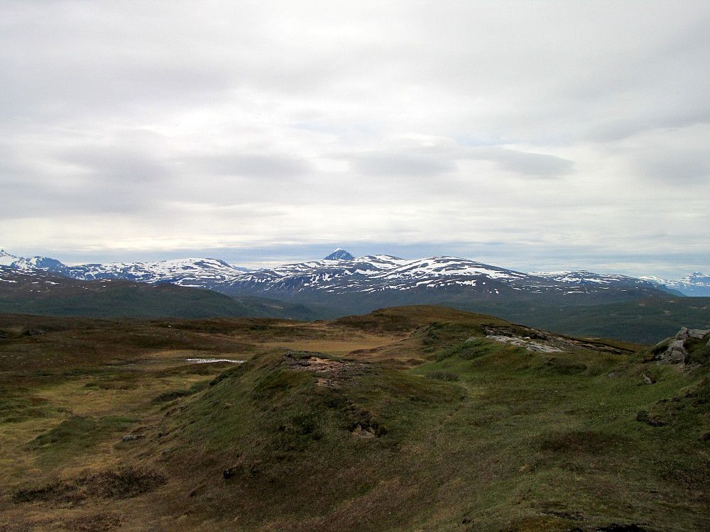 Tromsdalstinden midt på.