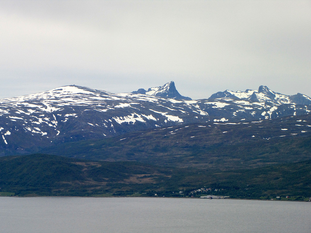 Store Blåmann 1044 moh.og Kjølen790 moh.(venstre) på Kvaløya.