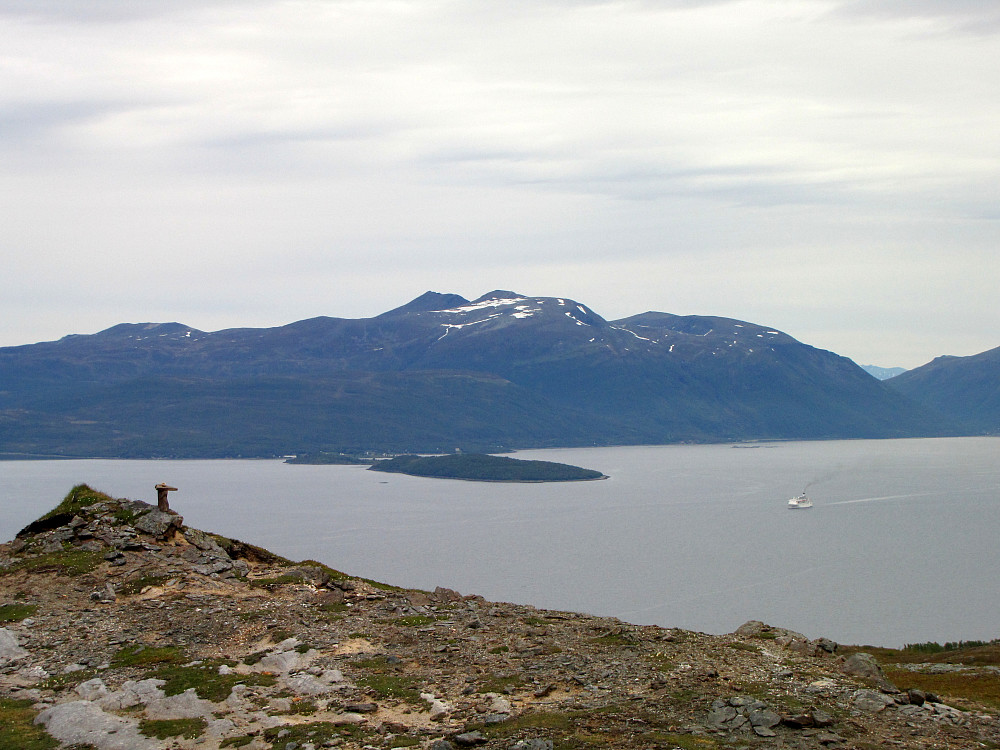 Reinøya med Reinskartinden 883 moh.M/S Delphin Voyager på tur inn til Tromsø.