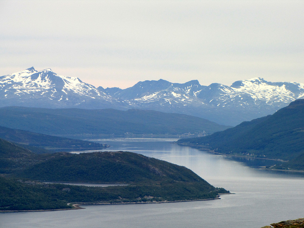 Langsundet mot Hansnes.Vanntinden 1031 moh. på Vannøya til venstre.