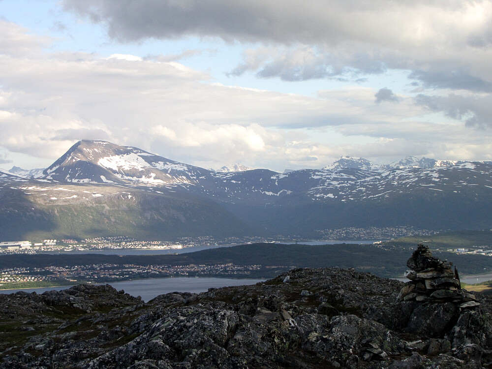 Flott utsikt mot Tromsø og Tromsdalen.