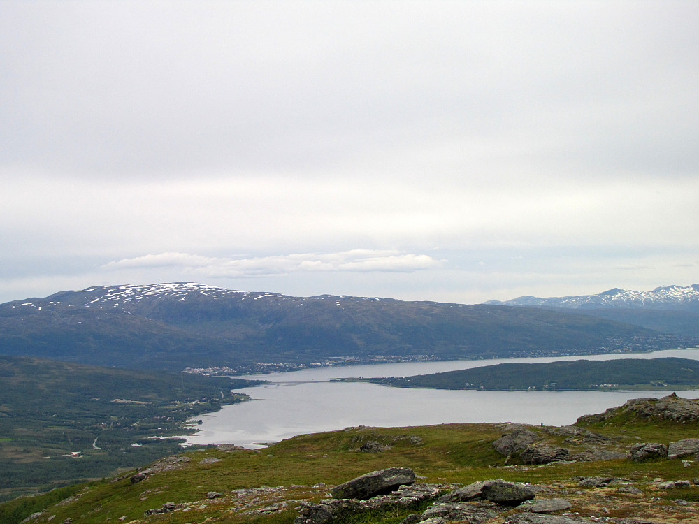 Ser ned mot startpunktet i Håkøybotn.Håkøya til høyre.