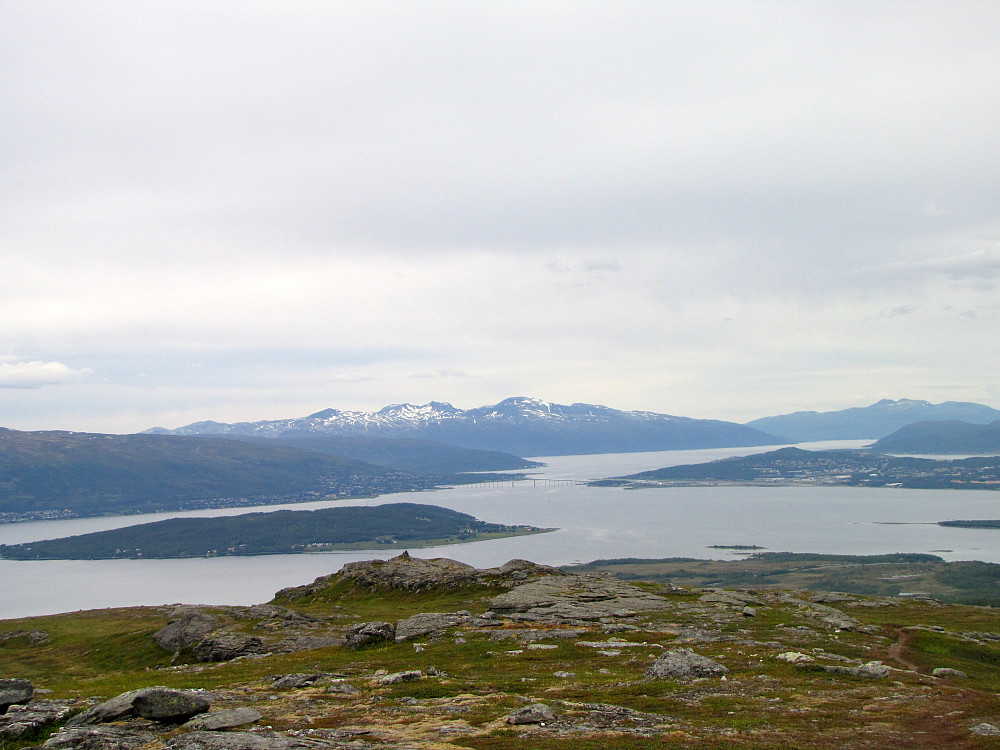 Sandnessundet og Tromsøya til høyre.