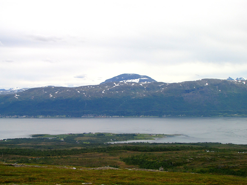 Tromsdalstinden fra en litt uvant vinkel.Ser ned på Tisnes,Kvaløya.