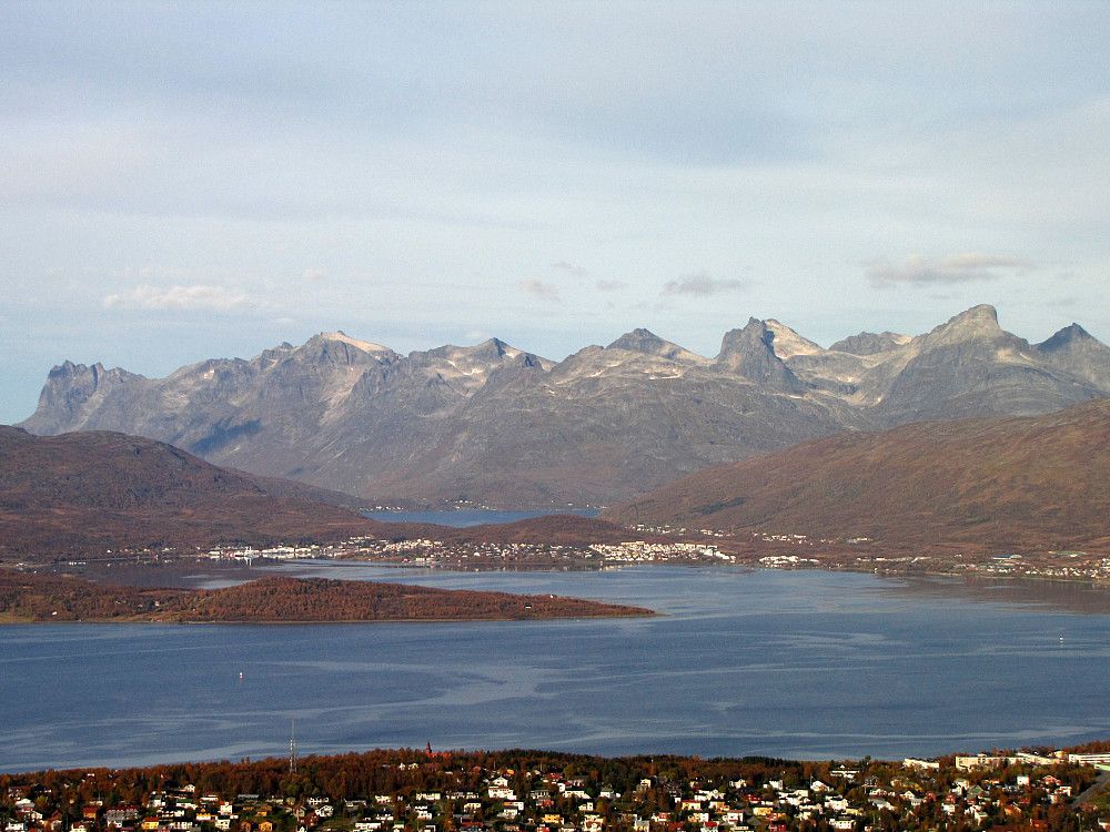 Mange flotte topper på Kvaløya.Øyas høyeste topp til høyre i bildet.Store Blåmann 1044 moh.