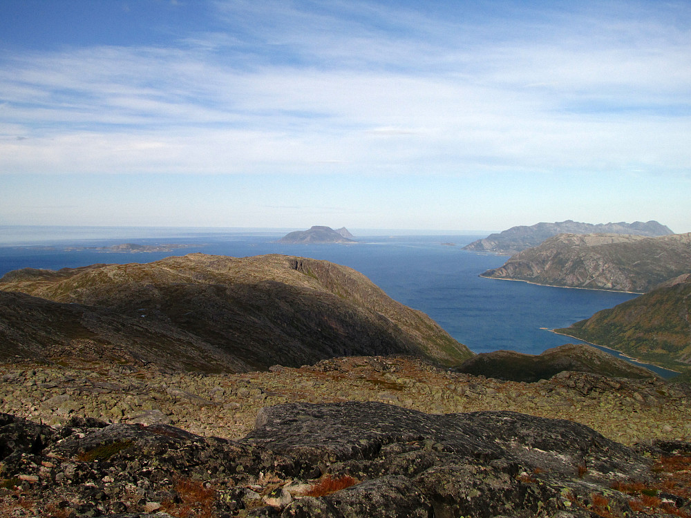 Utsikt mot nord.Sandøya og Rebbenesøya (høyre)