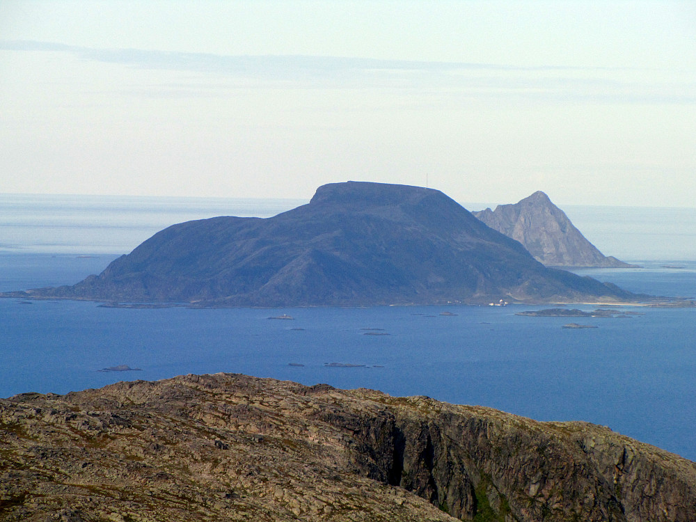 Sandøya nærmest med Varden 427 moh. og Sørfugløya med Stortinden 360 moh.