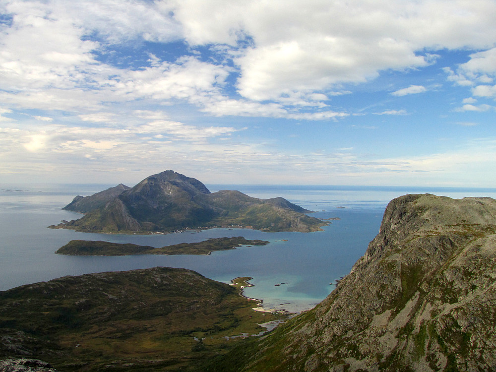 Vengsøya og Laukviktind 590 moh.(høyre)