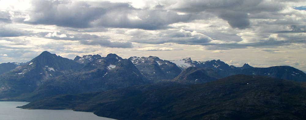 Mektig fjellkjede på Kvaløya.Ersfjordtraversen.
