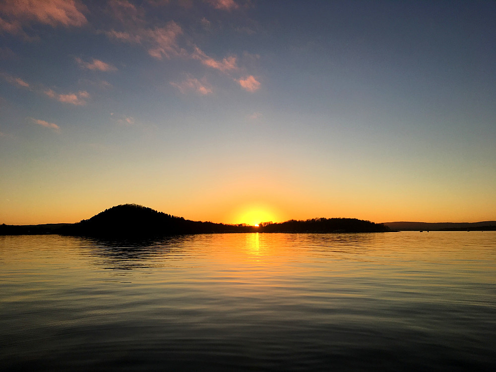 Fin solnedgang på Sørenga i dag.Sola går ned bak Hovedøya.