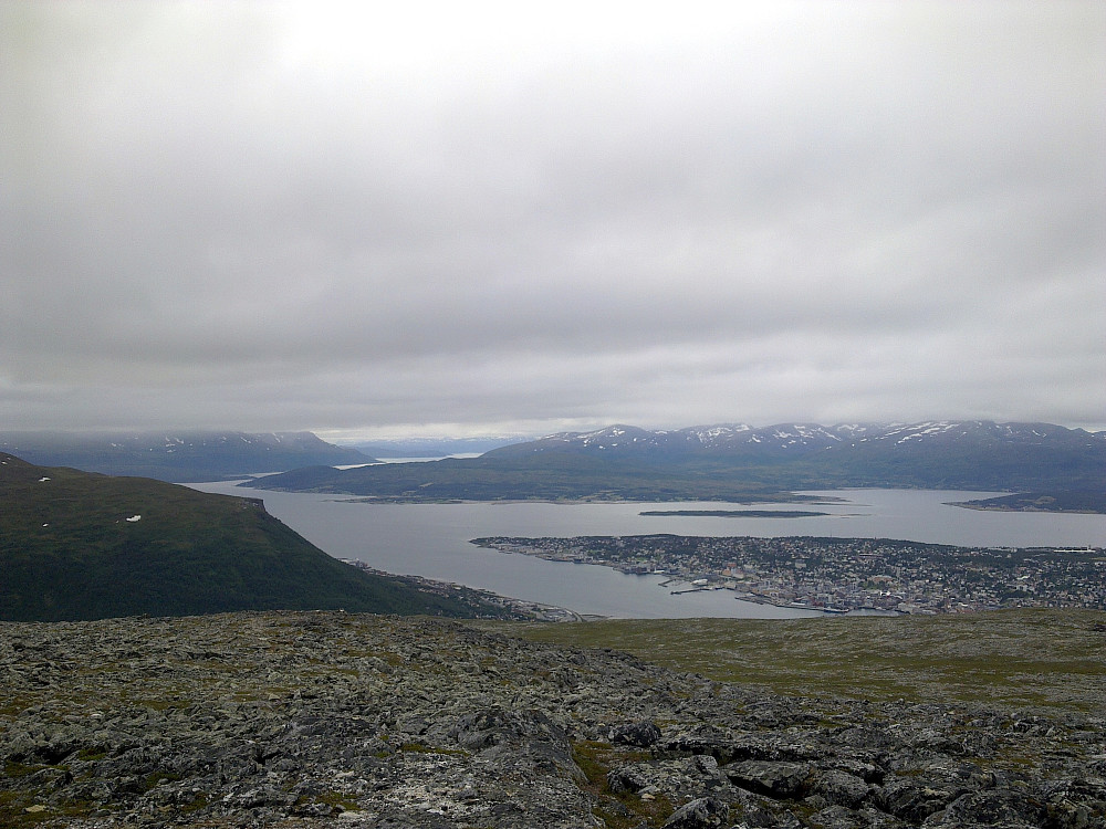 Mot fjellheisen/fjellstua og Tromsøya sør.