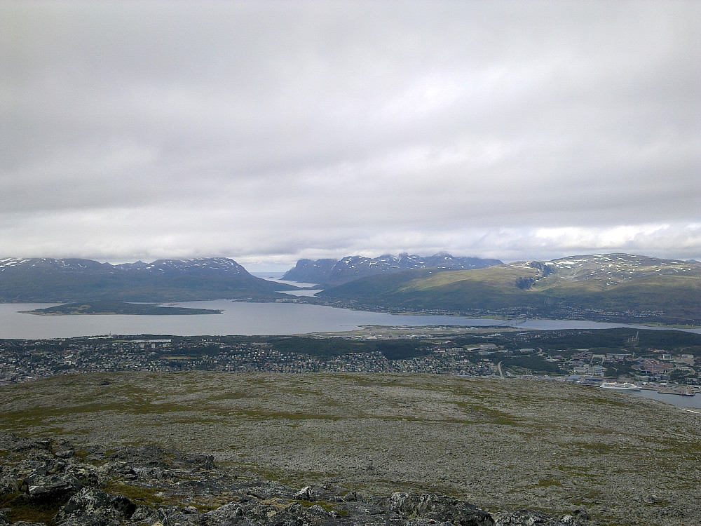 Håkøya og Kvaløya.Tromsøya nærmest.