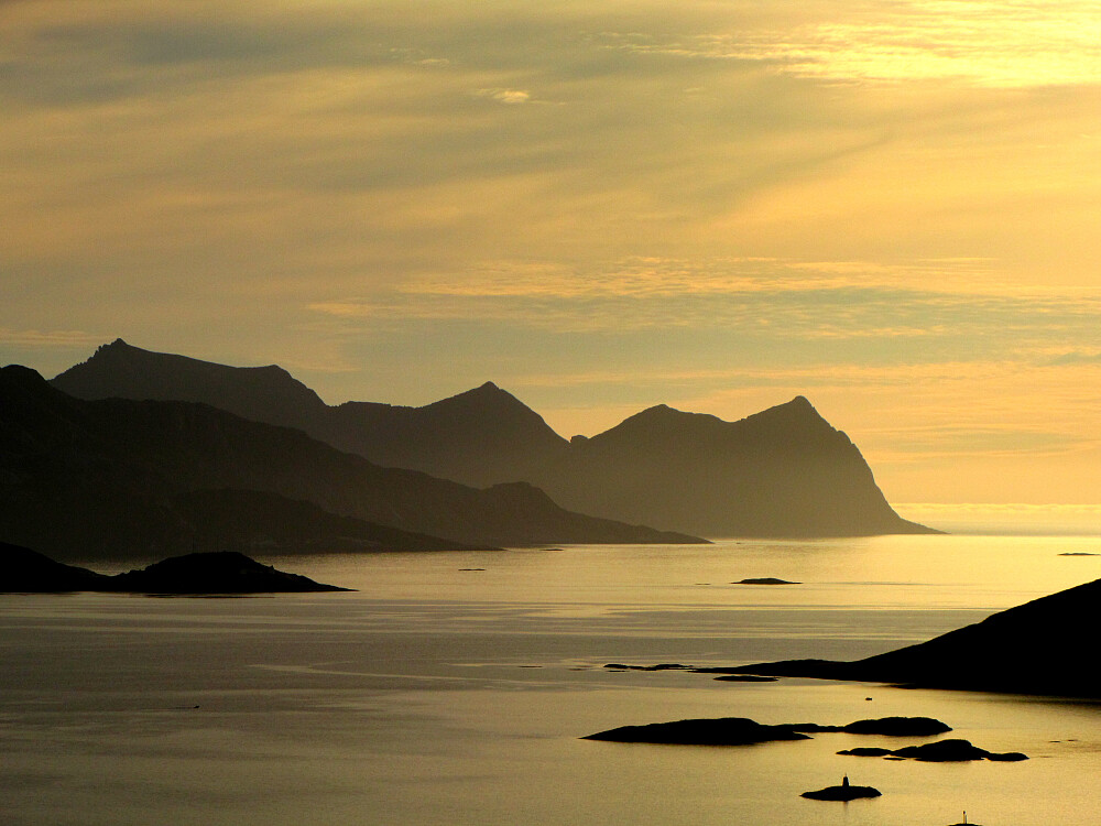 Noen av Senjas mange fjelltopper.Til høyre ser vi Kjølva  med sine 414 moh.
