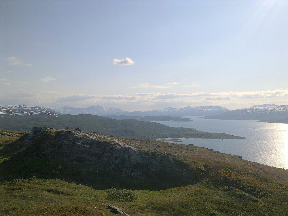 Fra toppvarden mot Tromsøya.Ser godt Tønsnes-varden med antenna.