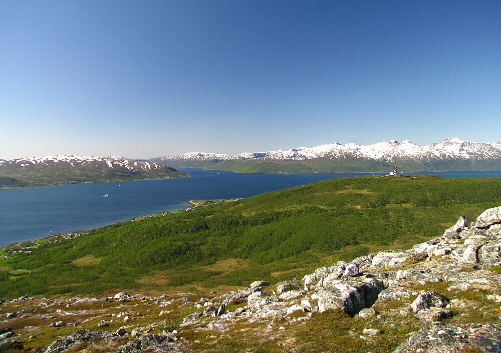 Utsikt fra toppen mot Tønsnes-varden