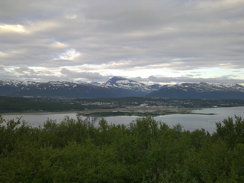 Utsikt mot Langnes og Tromsø Lufthavn fra Slaktarhaugen.