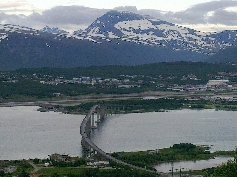 Sandnessundbrua 1220 m. lang åpnet 21 Des.1973. Mye snø på Tromsdalstinden enda ved St.Hans.