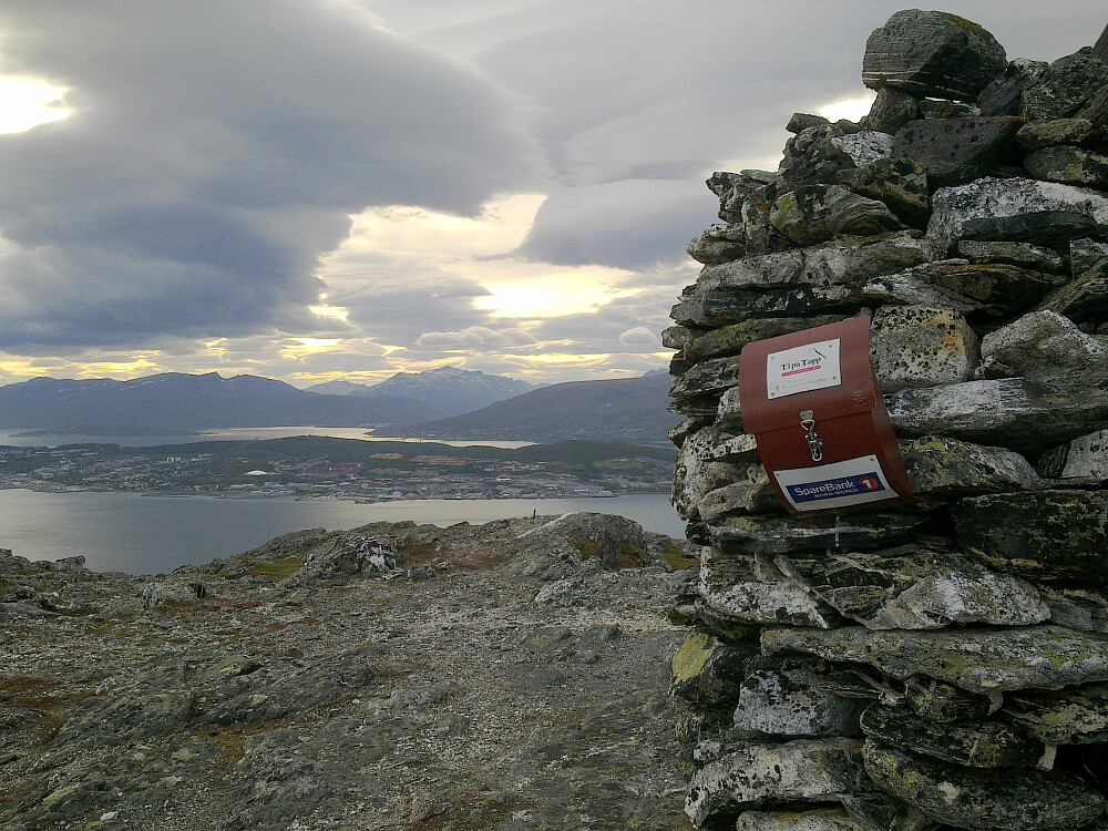 Ti på Topp.Tromsøya og Kvaløya i bakgrunn.