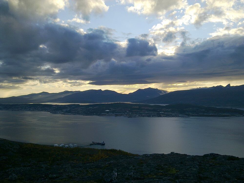Utsikt fra Movikhammeren ned mot Skjelnan Tankanlegg.