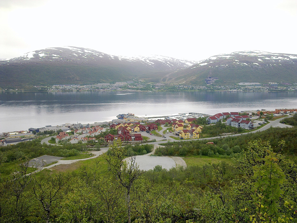 Utsikt fra toppen.Skattøra og småbåthavna.Kroken på andre siden av sundet.