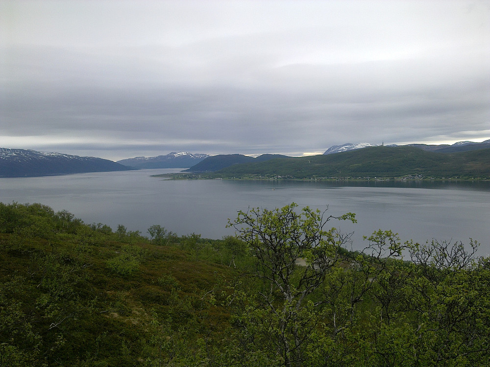 Østover Grøtsundet.Tønsnes midt i bildet.