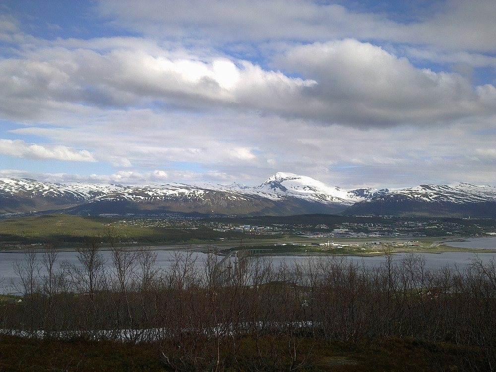 Langnes på Tromsøya.Tromsdalstinden 1238 moh. har enda vinterkappen på.