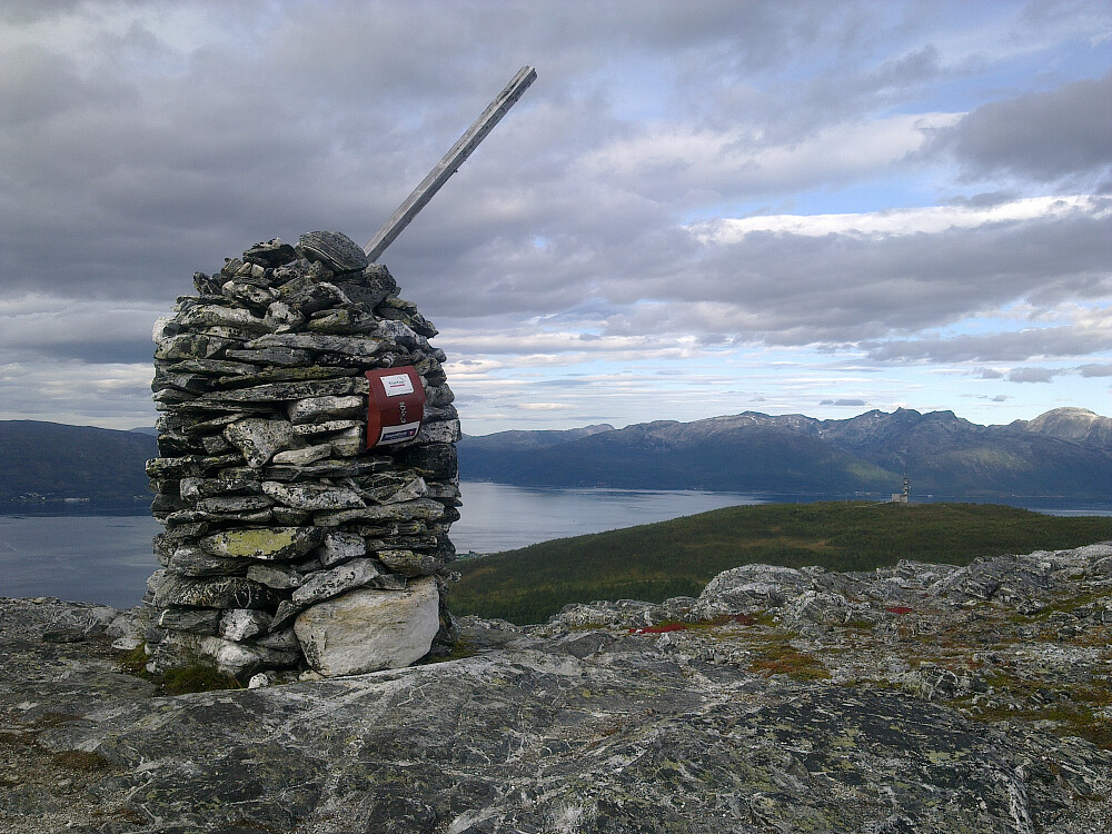Movikhammaren. Tønsnesvarden til høyre med antenna.Rett over antenna ser man Skulgamtinden 940 moh. på Ringvassøya.
